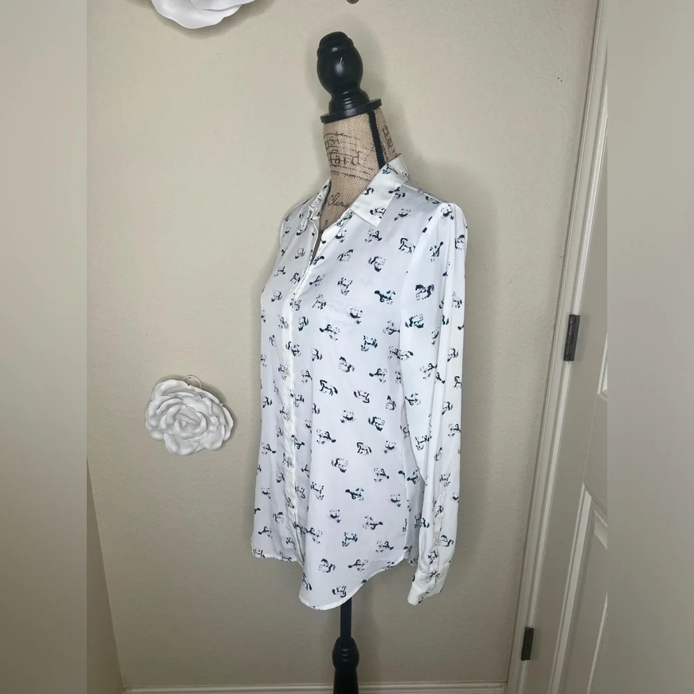 NTM: Ann Taylor Creamy White & Blue Wandering Horses Button Down Top Sz 8